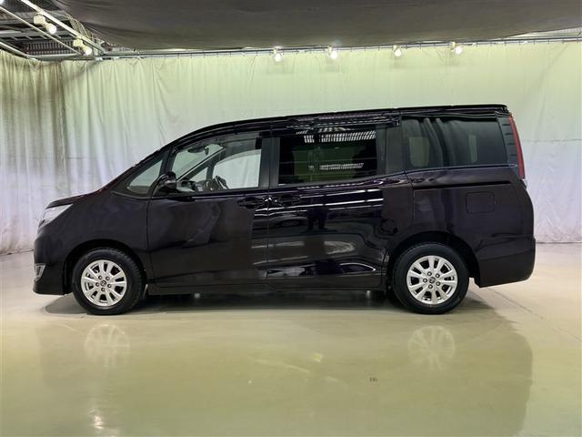 ノア ハイブリッドG 衝突被害軽減システム メモリーナビ フルセグ バックカメラ ETC CD ミュージックプレイヤー接続可 オートクルーズコントロール LEDヘッドランプ 両側電動スライド 乗車定員7人 3列シート(4枚目)