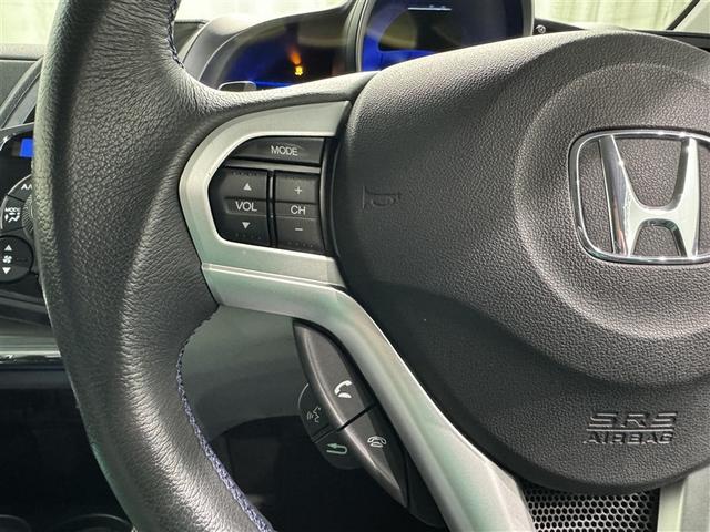 �X�e�A�����O�X�C�b�`�����I�^�]���Ȃ���茳�ŃI�[�f�B�I�̑���Ȃǂ��ł��܂��B