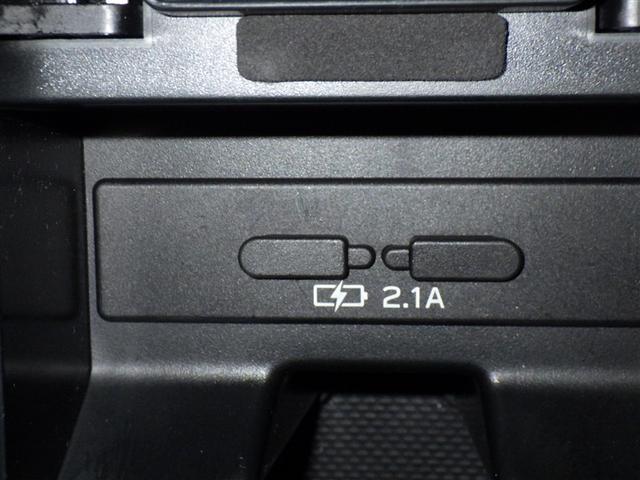 充電用端子付き。スマートフォンなどの充電に便利です。