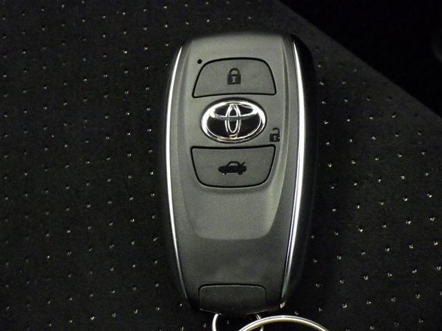 鍵がポケットの中でもドア開閉・エンジンスタートが可能な便利なスマートキーです！