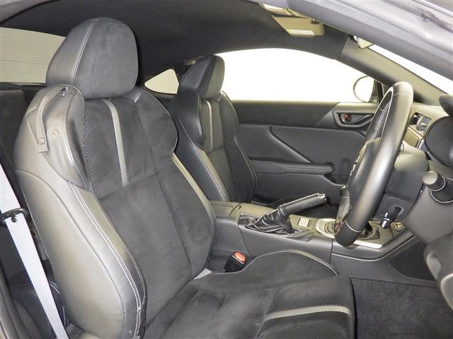 シックな色使いの運転席周りですね。すっきりとしたデザインで上品な色使いです。居心地の良い運転席、長く座ってられるリラックスできるデザインがいいですね。