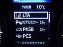 レーンディパーチャーアラートとは車線または走路からの逸脱の可能性を警告すると共に、車線または走路からの逸脱を避けるためのハンドル操作の一部を支援する機能です。詳細は販売店スタッフまでおたずねください。