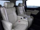 足元広々で、ゆったりとした後席ですね。 後席でノビノビ、リラックス快適な空間でドライブはいかがですか。