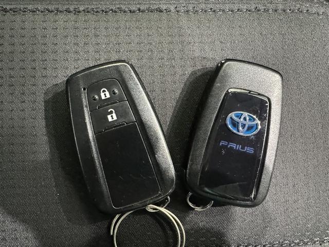 プリウス ＳセーフティプラスＩＩ　衝突被害軽減システム　バックカメラ　ＥＴＣ　ミュージックプレイヤー接続可　オートクルーズコントロール　ＬＥＤヘッドランプ　スマートキー　キーレス　ハイブリッド（28枚目）