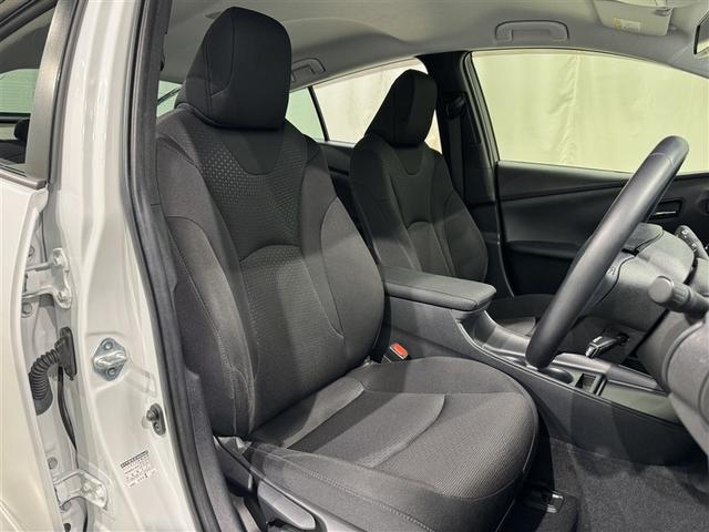 プリウス ＳセーフティプラスＩＩ　衝突被害軽減システム　バックカメラ　ＥＴＣ　ミュージックプレイヤー接続可　オートクルーズコントロール　ＬＥＤヘッドランプ　スマートキー　キーレス　ハイブリッド（29枚目）