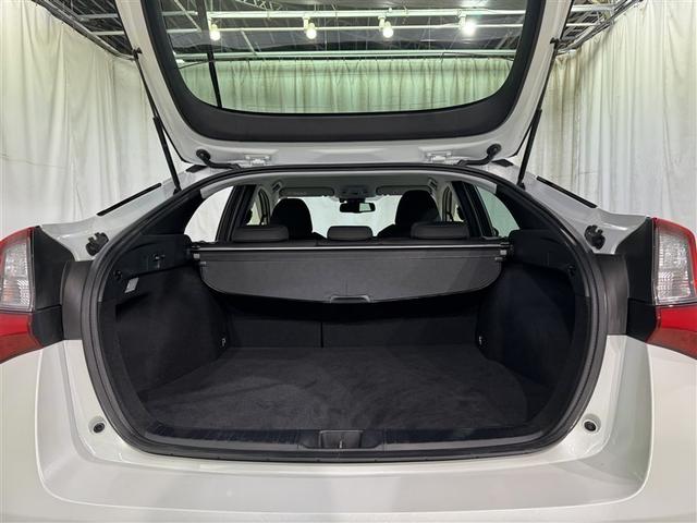 プリウス ＳセーフティプラスＩＩ　衝突被害軽減システム　バックカメラ　ＥＴＣ　ミュージックプレイヤー接続可　オートクルーズコントロール　ＬＥＤヘッドランプ　スマートキー　キーレス　ハイブリッド（32枚目）