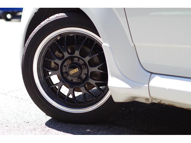 Ｒ１ プレミアムブラックリミテッド　５ＺＩＧＥＮマフラー　ビルシュタインアブソーバー＆ＲＳ－Ｒサスコイル　ＢＢＳ１５ｉｎｃｈアルミ　ＨＩＤヘッド　黒革／パールスエードコンビシート　オートエアコン　アルミペダル　革巻ハンドル＆シフトレバー（11枚目）
