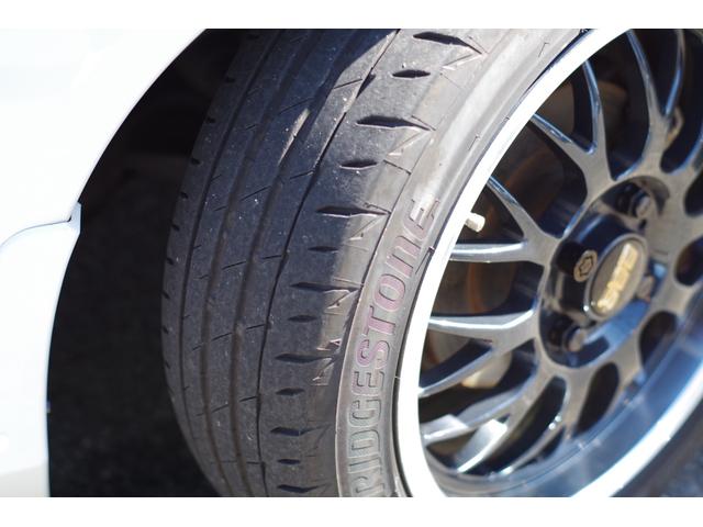 Ｒ１ プレミアムブラックリミテッド　５ＺＩＧＥＮマフラー　ビルシュタインアブソーバー＆ＲＳ－Ｒサスコイル　ＢＢＳ１５ｉｎｃｈアルミ　ＨＩＤヘッド　黒革／パールスエードコンビシート　オートエアコン　アルミペダル　革巻ハンドル＆シフトレバー（34枚目）