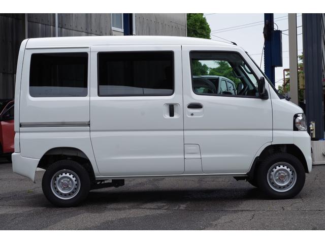 クリッパーＥＶ ４シーター　キーレスエントリーシステム＋プライバシーガラス＋リアアンダーミラー＋充電ＵＳＢポート＋急速充電機能（外部給電機能付）　エコモード　前席シートヒーター　充電ケーブル付　前後センサー　エマブレ　純正マット（6枚目）