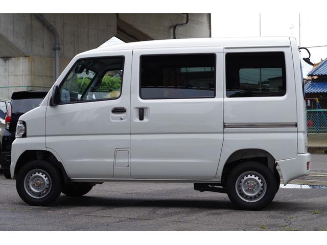 クリッパーＥＶ ４シーター　キーレスエントリーシステム＋プライバシーガラス＋リアアンダーミラー＋充電ＵＳＢポート＋急速充電機能（外部給電機能付）　エコモード　前席シートヒーター　充電ケーブル付　前後センサー　エマブレ　純正マット（7枚目）