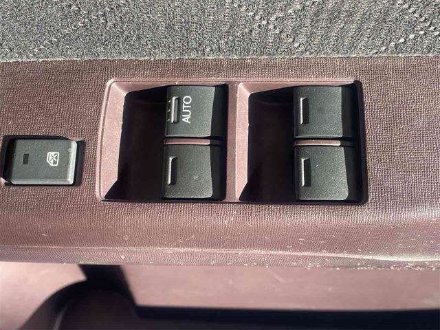 Ｎ－ＯＮＥ プレミアム　ＳＳパッケージ　ＥＴＣ　バックカメラ　ナビ　ＴＶ　衝突被害軽減システム　ＨＩＤ　スマートキー　アイドリングストップ　電動格納ミラー　シートヒーター　ベンチシート　ＣＶＴ　盗難防止システム　ＡＢＳ　ＥＳＣ　ＣＤ（10枚目）