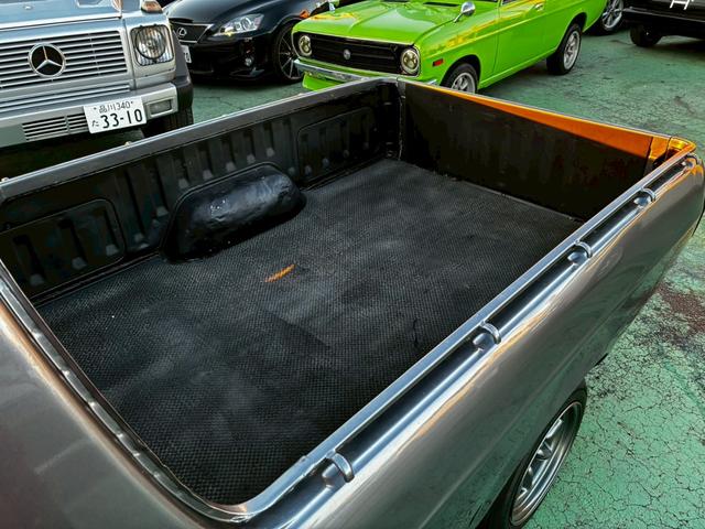 サニートラック ロングＤＸ　ブルーバードフェイスに変更　マーシャルヘッドライトチンスポイラー　ワタナベアルミ　ソレックスキャブレター　社外シート　ウッドハンドル　　ローダウン　マフラー　ボンネットブラック塗装（13枚目）