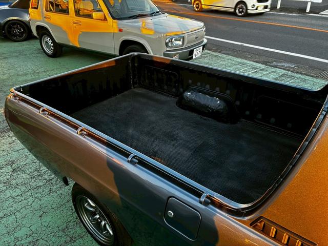 サニートラック ロングＤＸ　ブルーバードフェイスに変更　マーシャルヘッドライトチンスポイラー　ワタナベアルミ　ソレックスキャブレター　社外シート　ウッドハンドル　　ローダウン　マフラー　ボンネットブラック塗装（15枚目）