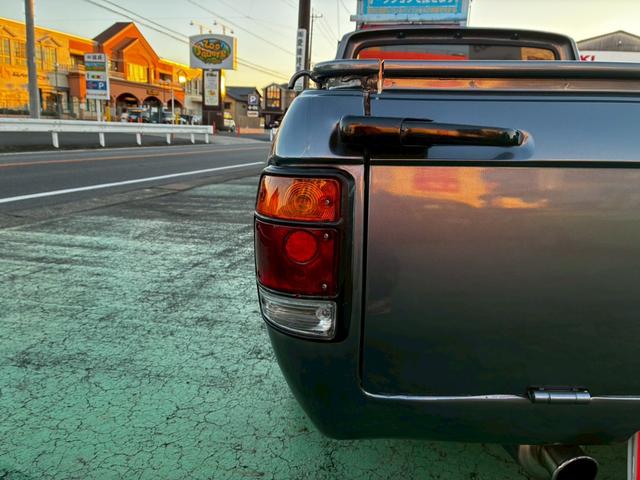 サニートラック ロングＤＸ　ブルーバードフェイスに変更　マーシャルヘッドライトチンスポイラー　ワタナベアルミ　ソレックスキャブレター　社外シート　ウッドハンドル　　ローダウン　マフラー　ボンネットブラック塗装（20枚目）