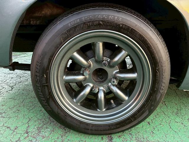 サニートラック ロングＤＸ　ブルーバードフェイスに変更　マーシャルヘッドライトチンスポイラー　ワタナベアルミ　ソレックスキャブレター　社外シート　ウッドハンドル　　ローダウン　マフラー　ボンネットブラック塗装（23枚目）