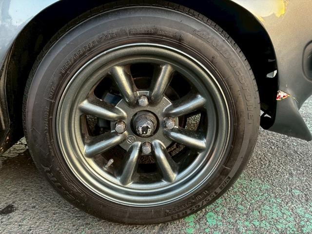 サニートラック ロングＤＸ　ブルーバードフェイスに変更　マーシャルヘッドライトチンスポイラー　ワタナベアルミ　ソレックスキャブレター　社外シート　ウッドハンドル　　ローダウン　マフラー　ボンネットブラック塗装（24枚目）