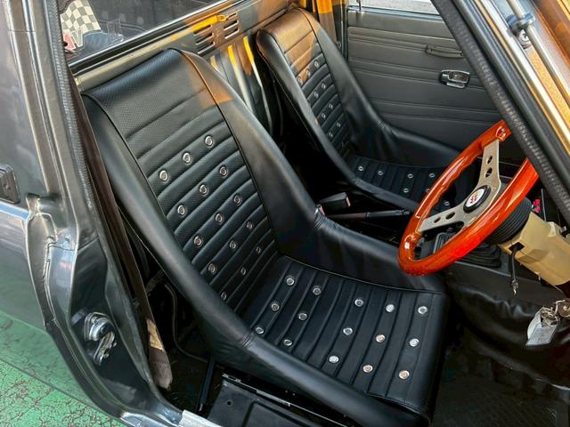 サニートラック ロングＤＸ　ブルーバードフェイスに変更　マーシャルヘッドライトチンスポイラー　ワタナベアルミ　ソレックスキャブレター　社外シート　ウッドハンドル　　ローダウン　マフラー　ボンネットブラック塗装（31枚目）