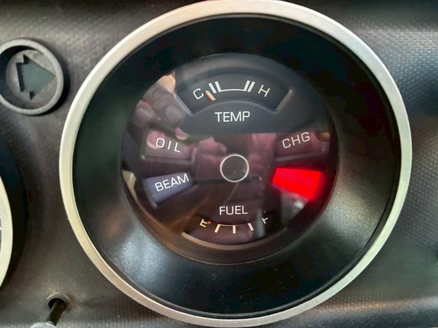 サニートラック ロングＤＸ　ブルーバードフェイスに変更　マーシャルヘッドライトチンスポイラー　ワタナベアルミ　ソレックスキャブレター　社外シート　ウッドハンドル　　ローダウン　マフラー　ボンネットブラック塗装（36枚目）