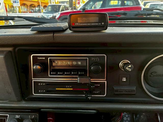 サニートラック ロングＤＸ　ブルーバードフェイスに変更　マーシャルヘッドライトチンスポイラー　ワタナベアルミ　ソレックスキャブレター　社外シート　ウッドハンドル　　ローダウン　マフラー　ボンネットブラック塗装（40枚目）