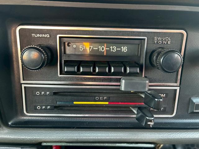 サニートラック ロングＤＸ　ブルーバードフェイスに変更　マーシャルヘッドライトチンスポイラー　ワタナベアルミ　ソレックスキャブレター　社外シート　ウッドハンドル　　ローダウン　マフラー　ボンネットブラック塗装（42枚目）