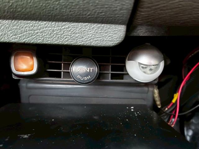 サニートラック ロングＤＸ　ブルーバードフェイスに変更　マーシャルヘッドライトチンスポイラー　ワタナベアルミ　ソレックスキャブレター　社外シート　ウッドハンドル　　ローダウン　マフラー　ボンネットブラック塗装（46枚目）