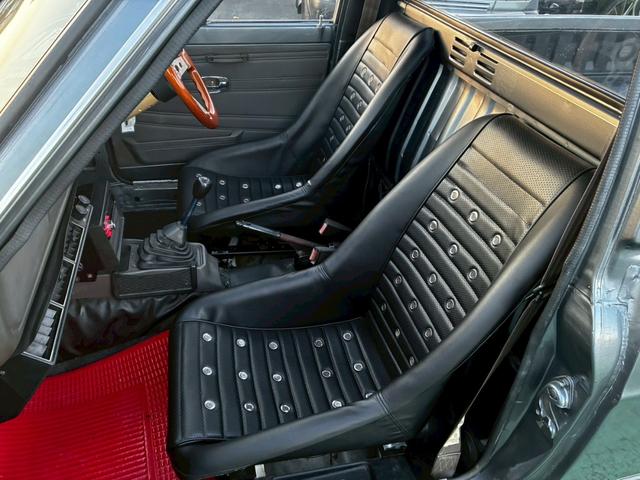 サニートラック ロングＤＸ　ブルーバードフェイスに変更　マーシャルヘッドライトチンスポイラー　ワタナベアルミ　ソレックスキャブレター　社外シート　ウッドハンドル　　ローダウン　マフラー　ボンネットブラック塗装（47枚目）