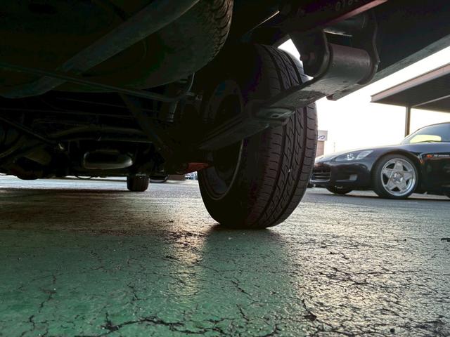 サニートラック ロングＤＸ　ブルーバードフェイスに変更　マーシャルヘッドライトチンスポイラー　ワタナベアルミ　ソレックスキャブレター　社外シート　ウッドハンドル　　ローダウン　マフラー　ボンネットブラック塗装（53枚目）