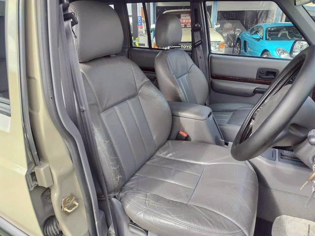 ジープ・チェロキー リミテッド　ＪＥＥＰラングラーのゴビベージュに色替　　ＫＥＬＬＹＧＲＥＥＤ１６インチアルミ　ＯＰＥＮ　カントリー　Ｒ／Ｔ　本革　パワーシート　記録簿　新車取説保証書（10枚目）