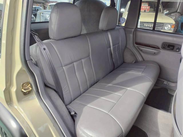 ジープ・チェロキー リミテッド　ＪＥＥＰラングラーのゴビベージュに色替　　ＫＥＬＬＹＧＲＥＥＤ１６インチアルミ　ＯＰＥＮ　カントリー　Ｒ／Ｔ　本革　パワーシート　記録簿　新車取説保証書（11枚目）