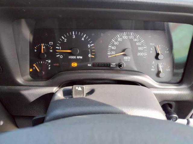 ジープ・チェロキー リミテッド　ＪＥＥＰラングラーのゴビベージュに色替　　ＫＥＬＬＹＧＲＥＥＤ１６インチアルミ　ＯＰＥＮ　カントリー　Ｒ／Ｔ　本革　パワーシート　記録簿　新車取説保証書（16枚目）