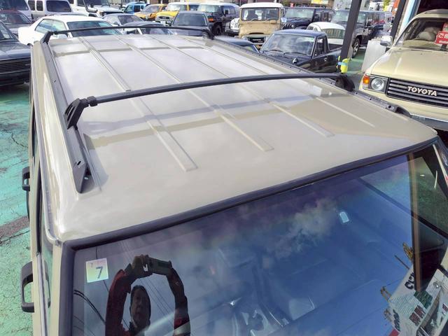 ジープ・チェロキー リミテッド　ＪＥＥＰラングラーのゴビベージュに色替　　ＫＥＬＬＹＧＲＥＥＤ１６インチアルミ　ＯＰＥＮ　カントリー　Ｒ／Ｔ　本革　パワーシート　記録簿　新車取説保証書（18枚目）