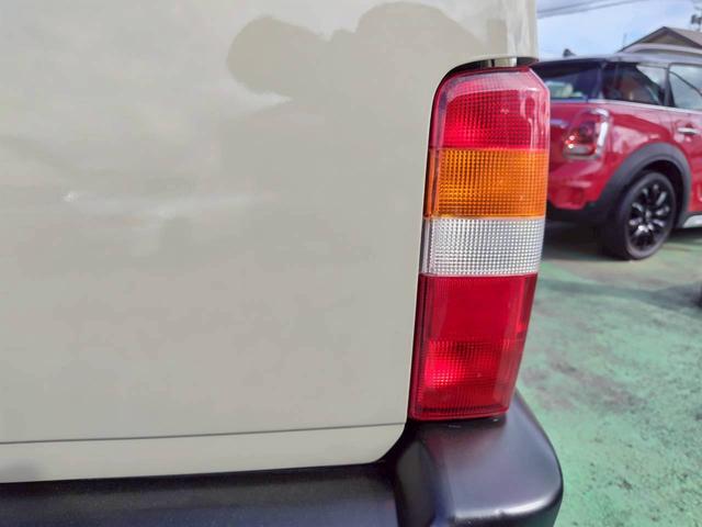 ジープ・チェロキー リミテッド　ＪＥＥＰラングラーのゴビベージュに色替　　ＫＥＬＬＹＧＲＥＥＤ１６インチアルミ　ＯＰＥＮ　カントリー　Ｒ／Ｔ　本革　パワーシート　記録簿　新車取説保証書（24枚目）