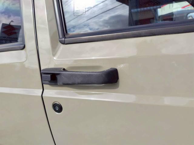 ジープ・チェロキー リミテッド　ＪＥＥＰラングラーのゴビベージュに色替　　ＫＥＬＬＹＧＲＥＥＤ１６インチアルミ　ＯＰＥＮ　カントリー　Ｒ／Ｔ　本革　パワーシート　記録簿　新車取説保証書（28枚目）