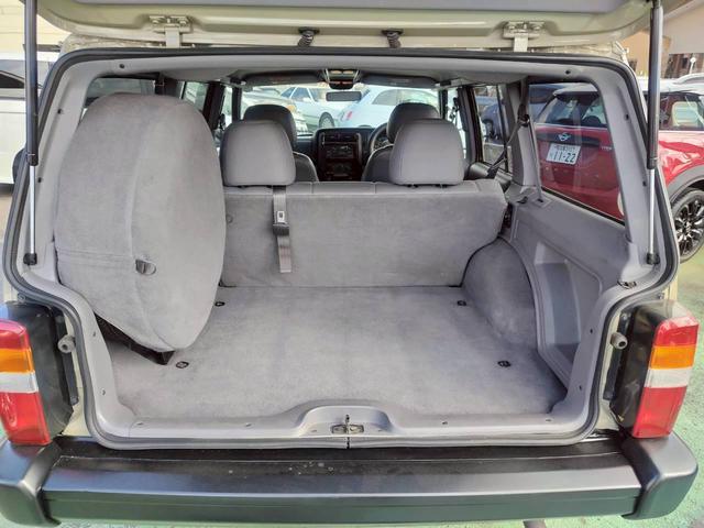 ジープ・チェロキー リミテッド　ＪＥＥＰラングラーのゴビベージュに色替　　ＫＥＬＬＹＧＲＥＥＤ１６インチアルミ　ＯＰＥＮ　カントリー　Ｒ／Ｔ　本革　パワーシート　記録簿　新車取説保証書（31枚目）