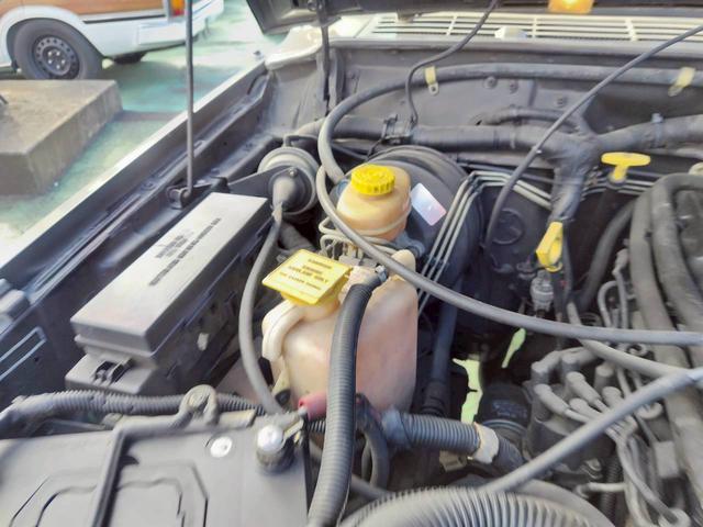 ジープ・チェロキー リミテッド　ＪＥＥＰラングラーのゴビベージュに色替　　ＫＥＬＬＹＧＲＥＥＤ１６インチアルミ　ＯＰＥＮ　カントリー　Ｒ／Ｔ　本革　パワーシート　記録簿　新車取説保証書（35枚目）