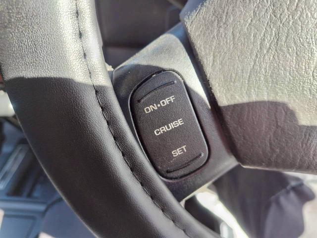 ジープ・チェロキー リミテッド　ＪＥＥＰラングラーのゴビベージュに色替　　ＫＥＬＬＹＧＲＥＥＤ１６インチアルミ　ＯＰＥＮ　カントリー　Ｒ／Ｔ　本革　パワーシート　記録簿　新車取説保証書（69枚目）