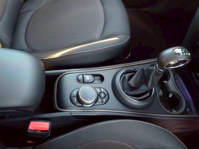 MINI クーパーD クロスオーバー 1オーナー 禁煙 ナビ BTオーディオ コーナセンサー Bカメラ 純正オプション18AW 新車取説保証書 スマートキー2個 パドルシフト ルーフレール(11枚目)