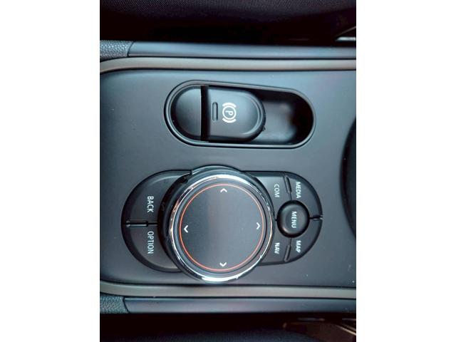 MINI クーパーD クロスオーバー 1オーナー 禁煙 ナビ BTオーディオ コーナセンサー Bカメラ 純正オプション18AW 新車取説保証書 スマートキー2個 パドルシフト ルーフレール(70枚目)