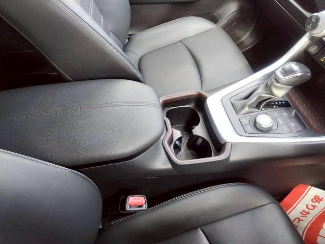 ＲＡＶ４ Ｇ　Ｚパッケージ　モデリスタエアロ　パノラマルーフ　デジタルインナーミラー　ＬＥＤヘッド　ディスプレイオーディオ　ＭＩＲＡＣＡＳＴ　アラウンドビューカメラ　合皮レザー　ＢＳＭ　シートヒーター左右　アダプテイブクルーズ（12枚目）