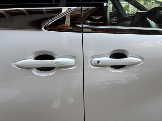 ヴェルファイアハイブリッド Z プレミア モデリスタエアロ&ガーニッシュ ユニバーサルステップ14インチリアシートエンターテイメントJBL15スピーカー 寒冷地 ITSコネクト ガラスコート エグゼクティブマット 遮光カーテン Rベッドキット(28枚目)