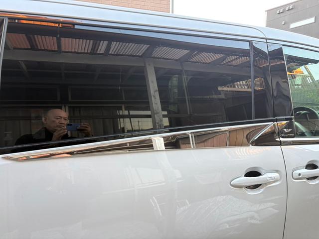 ヴェルファイアハイブリッド Z プレミア モデリスタエアロ&ガーニッシュ ユニバーサルステップ14インチリアシートエンターテイメントJBL15スピーカー 寒冷地 ITSコネクト ガラスコート エグゼクティブマット 遮光カーテン Rベッドキット(35枚目)