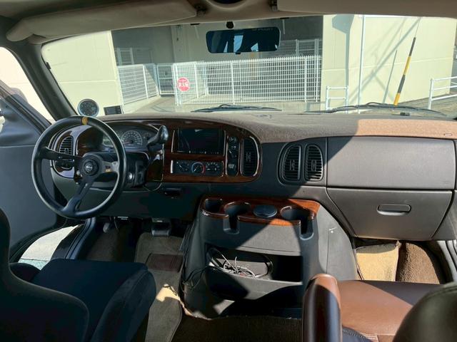 ダッジ・ラム B1500リージェンシー コンバージョン 2003年最終モデル 車高調ローダウン ワンオフサイドマフラー シート張替え D席レカロ ノーマルシート&ハンドル車内 ダッジ専用ワタナベアルミ 防錆コート(13枚目)