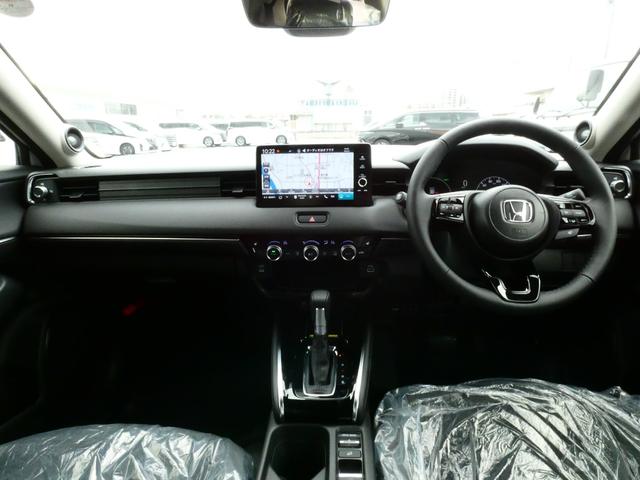 ヴェゼル ｅ：ＨＥＶ　Ｚ　登録済未使用車　９型ナビ　３６０°カメラ　ＥＴＣ２．０　後退出庫サポート　ＣＭＢＳ　ＡＣＣ　ＢＳＩ　アダプティブドライビングビーム　ＬＫＡＳ　ステアリングヒーター　ハンズフリーパワーバックドア（2枚目）