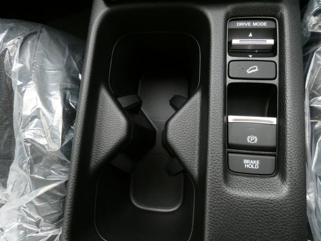 ヴェゼル ｅ：ＨＥＶ　Ｚ　登録済未使用車　９型ナビ　３６０°カメラ　ＥＴＣ２．０　後退出庫サポート　ＣＭＢＳ　ＡＣＣ　ＢＳＩ　アダプティブドライビングビーム　ＬＫＡＳ　ステアリングヒーター　ハンズフリーパワーバックドア（8枚目）