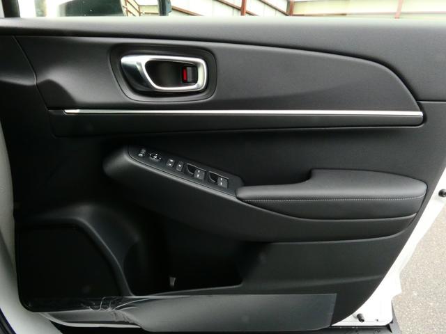 ヴェゼル ｅ：ＨＥＶ　Ｚ　登録済未使用車　９型ナビ　３６０°カメラ　ＥＴＣ２．０　後退出庫サポート　ＣＭＢＳ　ＡＣＣ　ＢＳＩ　アダプティブドライビングビーム　ＬＫＡＳ　ステアリングヒーター　ハンズフリーパワーバックドア（16枚目）