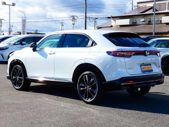 ヴェゼル ｅ：ＨＥＶ　ＲＳ　登録済未使用車　３６０°カメラ　ＥＴＣ２．０　ＢＳＩ　プレミアムオーディオ　ホンダコネクトディスプレイ　ＡＣＣ　アダプティブドライビングビーム　後退出庫サポート　ＬＫＡＳ　ＣＭＢＳ（33枚目）