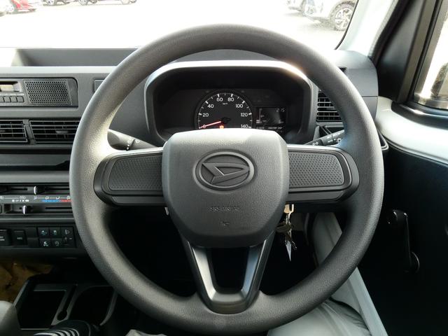 ハイゼットトラック スタンダード　届出済未使用車　ＡＨＢ　荷台マット　作業灯　ラバーマット　標識認識　テールゲートチェーン　車線逸脱抑制　先行車発進お知らせ　誤発進抑制　オートライト　コーナーセンサー（5枚目）