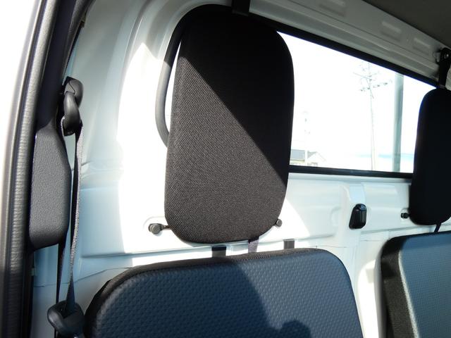 ハイゼットトラック スタンダード　届出済未使用車　ＡＨＢ　荷台マット　作業灯　ラバーマット　標識認識　テールゲートチェーン　車線逸脱抑制　先行車発進お知らせ　誤発進抑制　オートライト　コーナーセンサー（12枚目）