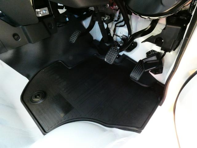 ハイゼットトラック スタンダード　届出済未使用車　ＡＨＢ　荷台マット　作業灯　ラバーマット　標識認識　テールゲートチェーン　車線逸脱抑制　先行車発進お知らせ　誤発進抑制　オートライト　コーナーセンサー（14枚目）