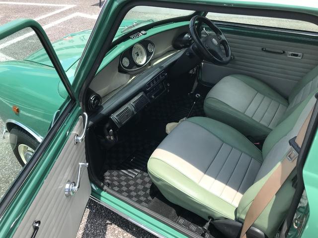 ＭＩＮＩ 　１．３ｉ　４速マニュアルシフト　同色ＮＥＷペイント　ＮＥＷルーフライナー　オーバーフェンダーレスＭｋ－ＩＩ仕様　センターメーター　１０インチホイール　前後Ｈｉ－Ｌｏキット　１年保証（31枚目）